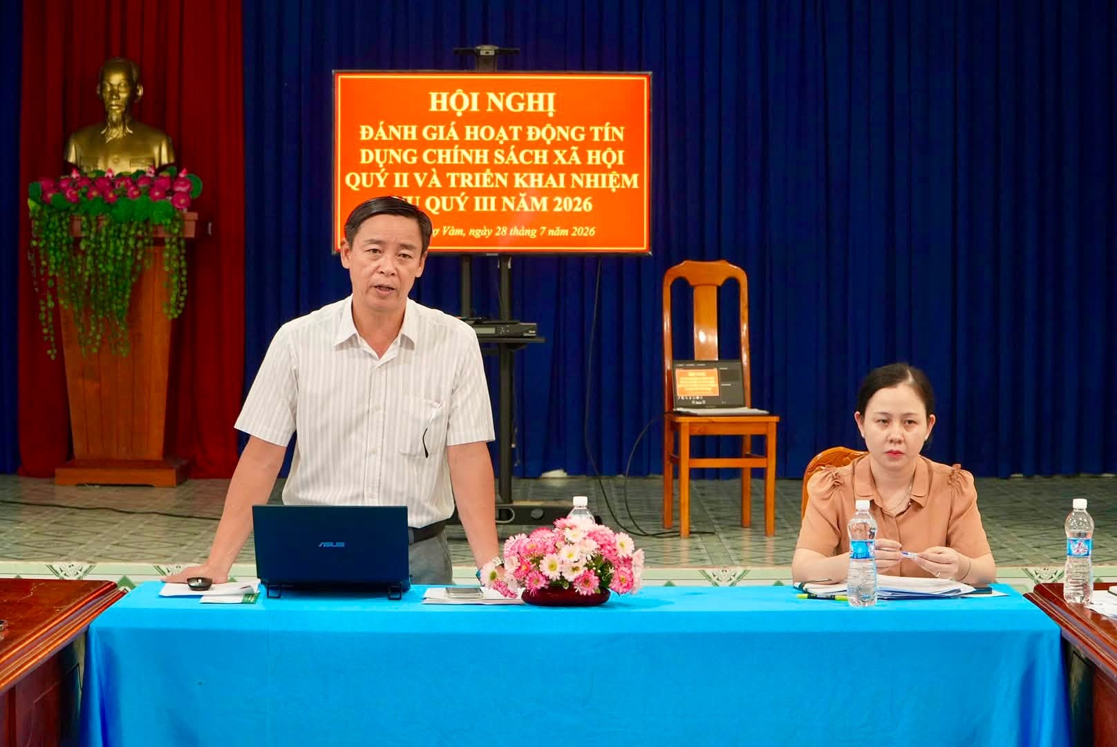Có thể là hình ảnh về cái bục và văn bản cho biết 'HỘI HỘINGHỊ NGHỊ ĐÁNH GIÁ HOẠT ĐỘNG TÍN DUNG CHÍNH SÁCH XÃ HỘI QUY u VÀ TRIÊN KHAI NHIỆM QUÝIIINĂM2026 QUÝ NĂM 2026 Vàm, मर 2 d tháng 7ቤ กบ้พย 2026'
